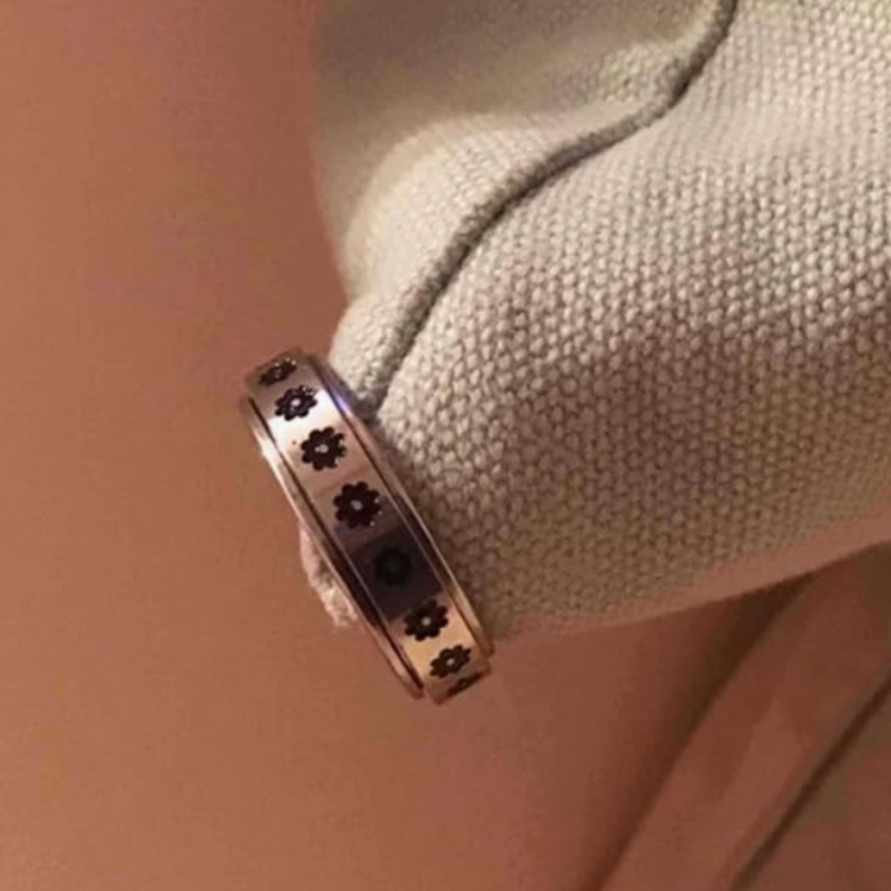 Floral patterned ring